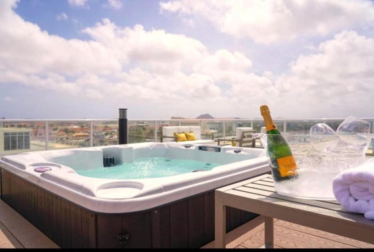 Stylish Luxury Condo, Central Location, Ocean View, Pool, Gym Ораниестад Екстериор снимка